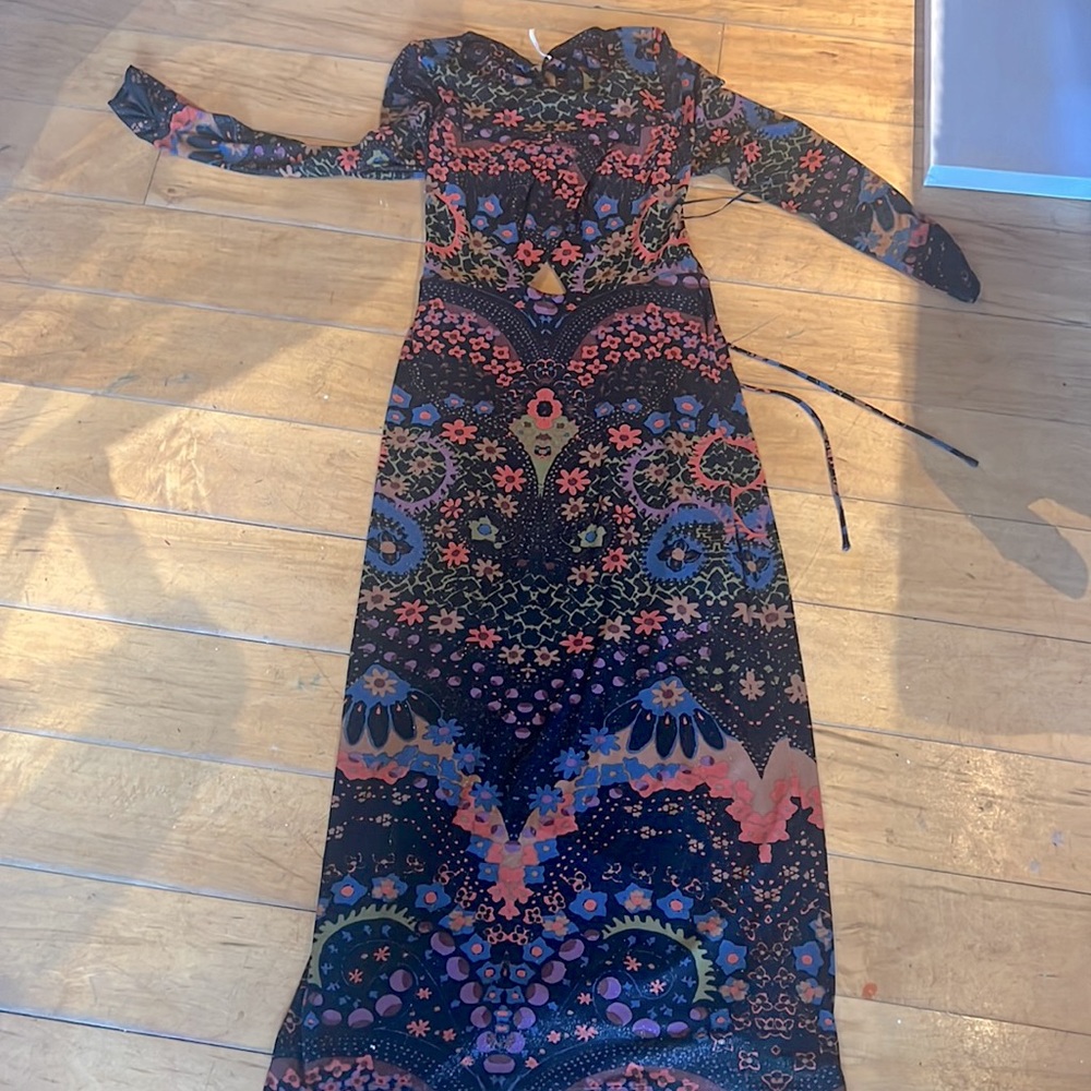 Beautiful vintage dress. Feels wonderful. Open in back with tye. Just doesn’t fi